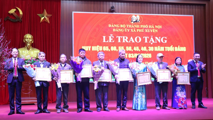 Đảng ủy xã Phú Xuyên: Lễ trao Huy hiệu 65, 60, 55, 50, 45, 40, 30 năm tuổi Đảng đợt 03/02/2026.- Ảnh 10.
