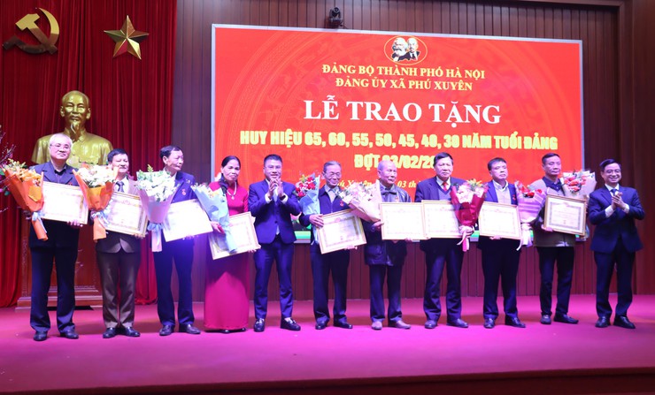 Đảng ủy xã Phú Xuyên: Lễ trao Huy hiệu 65, 60, 55, 50, 45, 40, 30 năm tuổi Đảng đợt 03/02/2026.- Ảnh 11.