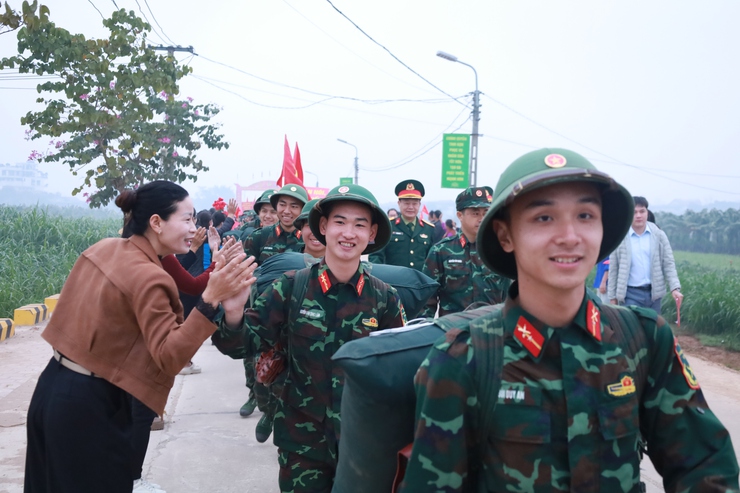 Tết Quân Dân ở xã đảo Minh Châu: Nơi mùa xuân bắt đầu bằng những việc làm nghĩa tình.- Ảnh 2.