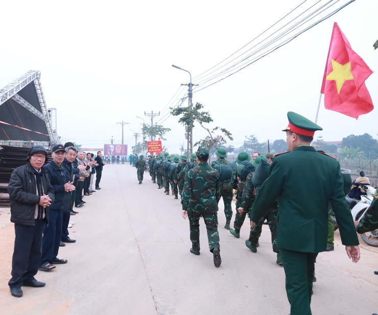 Tết Quân Dân ở xã đảo Minh Châu: Nơi mùa xuân bắt đầu bằng những việc làm nghĩa tình.- Ảnh 4.