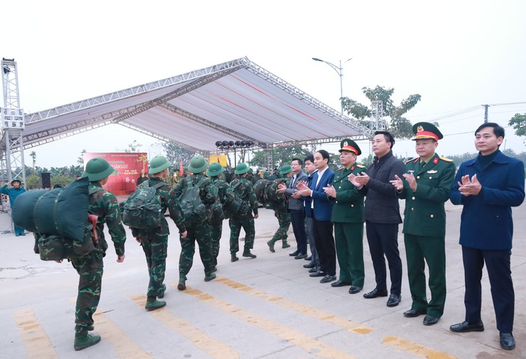 Tết Quân Dân ở xã đảo Minh Châu: Nơi mùa xuân bắt đầu bằng những việc làm nghĩa tình.- Ảnh 6.