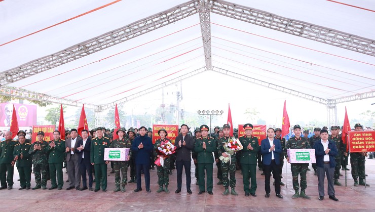 Tết Quân Dân ở xã đảo Minh Châu: Nơi mùa xuân bắt đầu bằng những việc làm nghĩa tình.- Ảnh 9.