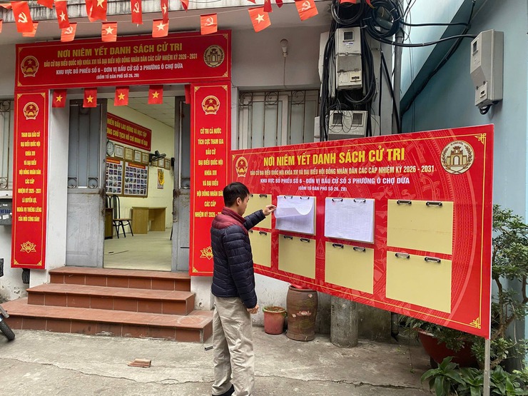 Phường Ô Chợ Dừa niêm yết danh sách cử tri bầu cử nhiệm kỳ 2026 - 2031- Ảnh 2.