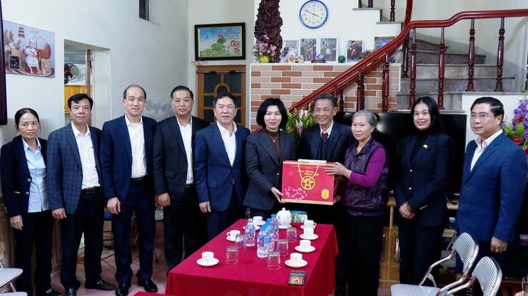 CHỦ TỊCH HĐND THÀNH PHỐ HÀ NỘI PHÙNG THỊ HỒNG HÀ THĂM, TẶNG QUÀ TẾT NGƯỜI CÓ CÔNG VỚI CÁCH MẠNG TẠI XÃ ỨNG HÒA.- Ảnh 1.