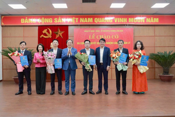 Phường Lĩnh Nam: Đảng ủy – HĐND – UBND – UB MTTQ phường đã long trọng tổ chức Lễ chào cờ đầu tháng 02 năm 2026, công bố các quyết định tiếp nhận và bổ nhiệm cán bộ- Ảnh 3.