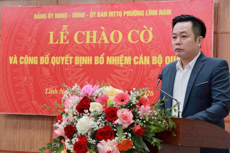 Phường Lĩnh Nam: Đảng ủy – HĐND – UBND – UB MTTQ phường đã long trọng tổ chức Lễ chào cờ đầu tháng 02 năm 2026, công bố các quyết định tiếp nhận và bổ nhiệm cán bộ- Ảnh 4.