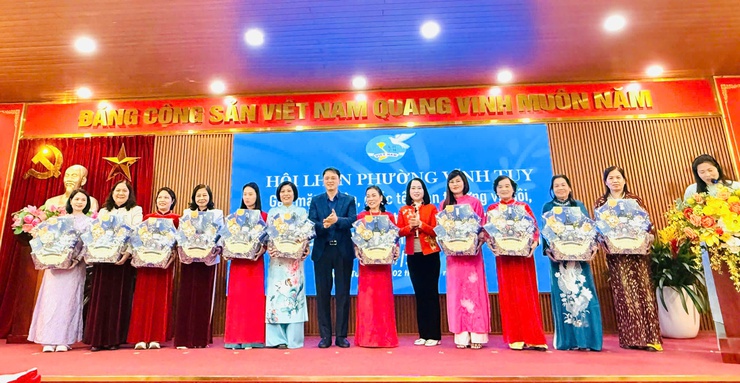 Hội LHPN phường Vĩnh Tuy: Gặp mặt, tri ân, chúc Tết Ban Thường vụ Hội, các đồng chí nguyên Chủ tịch Hội qua các thời kỳ và các đồng chí Chi hội trưởng đã nghỉ công tác- Ảnh 1.