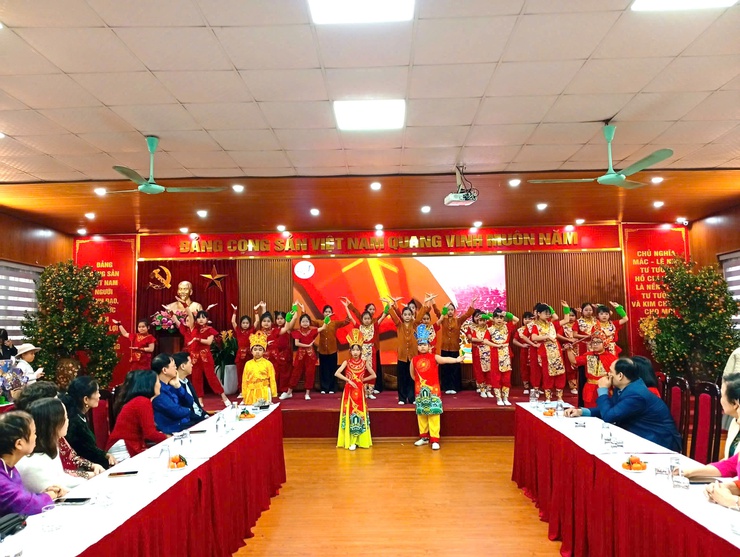 Hội LHPN phường Vĩnh Tuy: Gặp mặt, tri ân, chúc Tết Ban Thường vụ Hội, các đồng chí nguyên Chủ tịch Hội qua các thời kỳ và các đồng chí Chi hội trưởng đã nghỉ công tác- Ảnh 4.