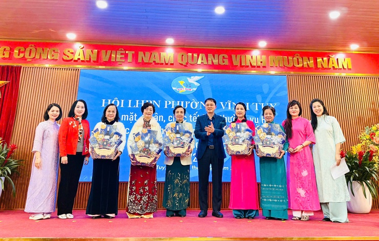 Hội LHPN phường Vĩnh Tuy: Gặp mặt, tri ân, chúc Tết Ban Thường vụ Hội, các đồng chí nguyên Chủ tịch Hội qua các thời kỳ và các đồng chí Chi hội trưởng đã nghỉ công tác- Ảnh 3.