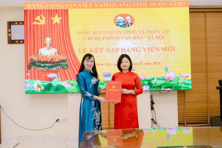 Chi bộ Phòng Văn hóa – Xã hội xã Thiên Lộc tổ chức Lễ kết nạp đảng viên mới- Ảnh 3.