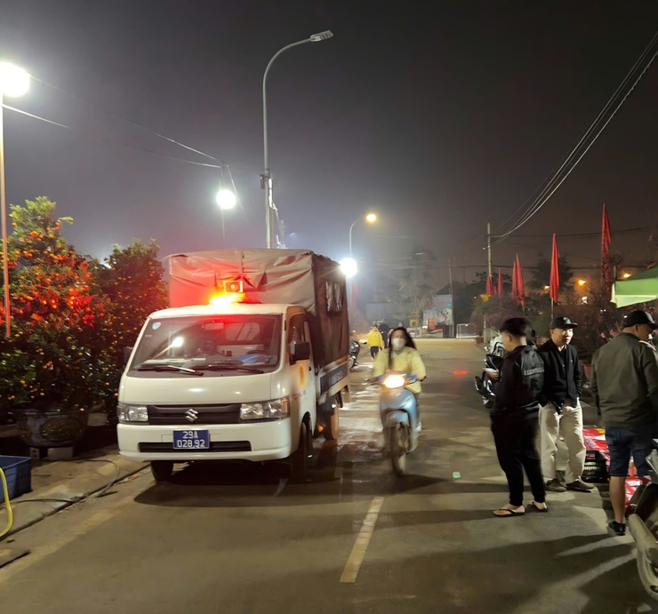 Công an xã Phú Nghĩa tăng cường tuyên truyền, đảm bảo an ninh trật tự tại Chợ hoa xuân 2026- Ảnh 3.