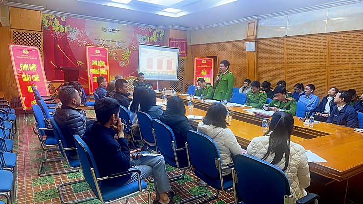 Công an thành phố Hà Nội phối hợp với Công an xã Phú Nghĩa tổ chức Hội nghị triển khai công tác đảm bảo an ninh, trật tự tại Khu công nghiệp Phú Nghĩa.- Ảnh 1.