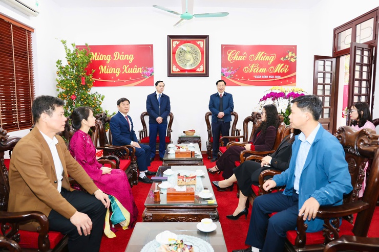 HĐND, UBND, Ủy ban MTTQ xã Phú Nghĩa chúc mừng Đảng ủy xã nhân kỷ niệm 96 năm Ngày thành lập Đảng- Ảnh 2.