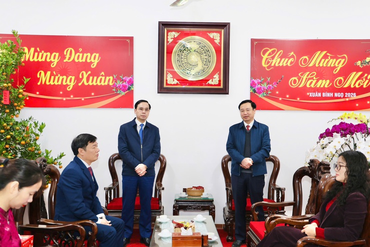 HĐND, UBND, Ủy ban MTTQ xã Phú Nghĩa chúc mừng Đảng ủy xã nhân kỷ niệm 96 năm Ngày thành lập Đảng- Ảnh 1.