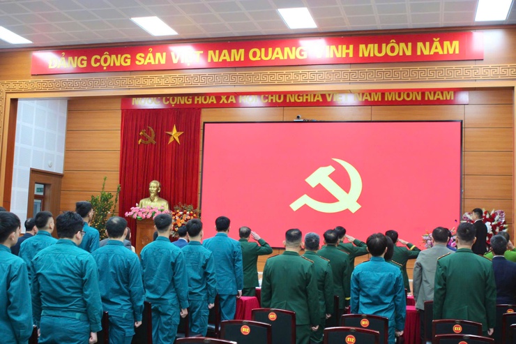 Phường Long Biên trao niềm tin Đảng cho tân binh trước ngày nhập ngũ- Ảnh 5.