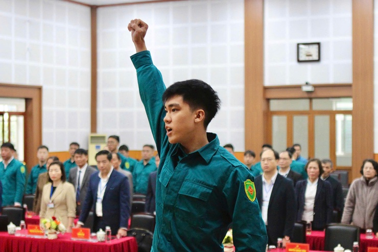 Phường Long Biên trao niềm tin Đảng cho tân binh trước ngày nhập ngũ- Ảnh 3.