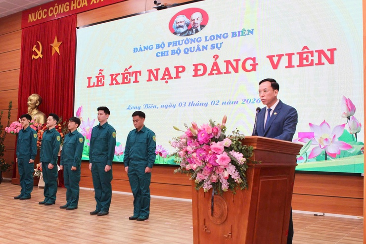 Phường Long Biên trao niềm tin Đảng cho tân binh trước ngày nhập ngũ- Ảnh 1.