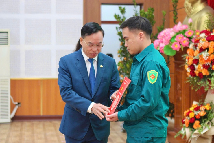 Phường Long Biên trao niềm tin Đảng cho tân binh trước ngày nhập ngũ- Ảnh 2.