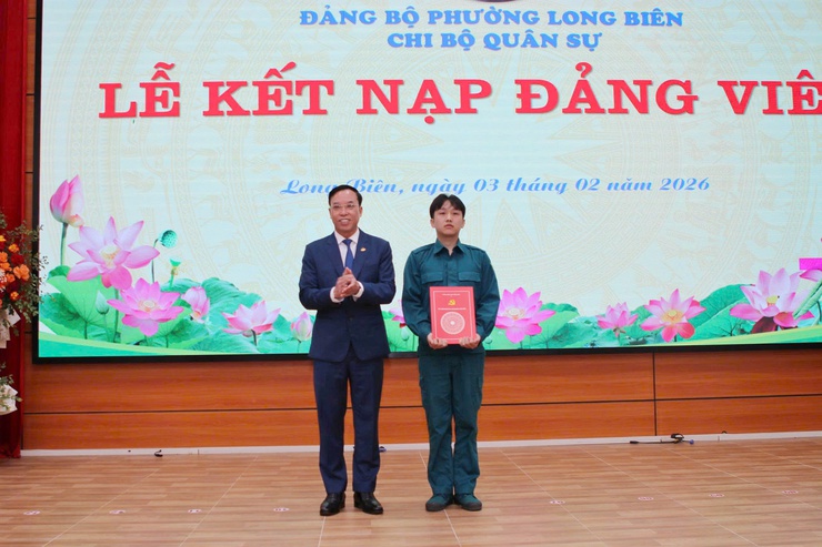 Phường Long Biên trao niềm tin Đảng cho tân binh trước ngày nhập ngũ- Ảnh 6.