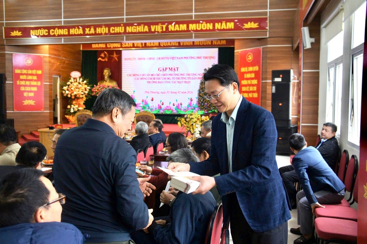 Phường Phú Thượng gặp mặt các đồng chí cán bộ chủ chốt nghỉ hưu; các đồng chí Bí thư Chi bộ, Tổ trưởng Tổ dân phố, Trưởng ban công tác Mặt trận nhân dịp Xuân Bính Ngọ 2026- Ảnh 6.