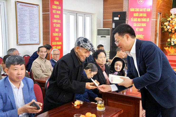 Phường Phú Thượng gặp mặt các đồng chí cán bộ chủ chốt nghỉ hưu; các đồng chí Bí thư Chi bộ, Tổ trưởng Tổ dân phố, Trưởng ban công tác Mặt trận nhân dịp Xuân Bính Ngọ 2026- Ảnh 7.