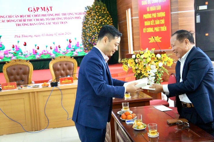 Phường Phú Thượng gặp mặt các đồng chí cán bộ chủ chốt nghỉ hưu; các đồng chí Bí thư Chi bộ, Tổ trưởng Tổ dân phố, Trưởng ban công tác Mặt trận nhân dịp Xuân Bính Ngọ 2026- Ảnh 5.