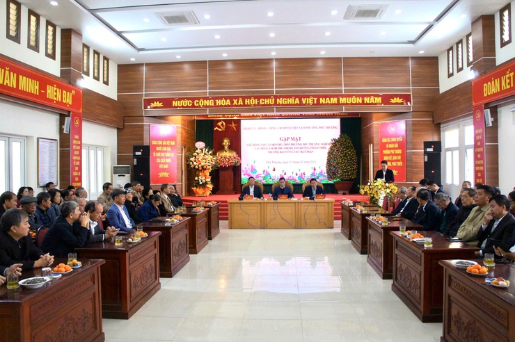 Phường Phú Thượng gặp mặt các đồng chí cán bộ chủ chốt nghỉ hưu; các đồng chí Bí thư Chi bộ, Tổ trưởng Tổ dân phố, Trưởng ban công tác Mặt trận nhân dịp Xuân Bính Ngọ 2026- Ảnh 1.