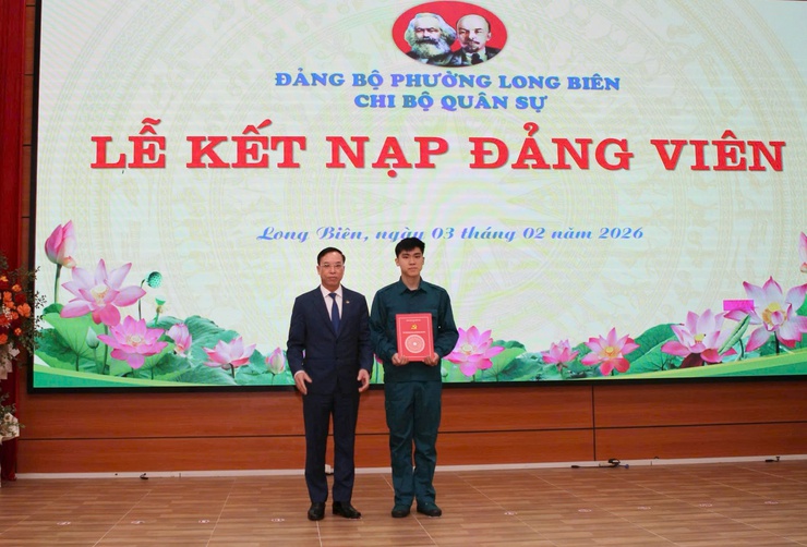 Phường Long Biên trao niềm tin Đảng cho tân binh trước ngày nhập ngũ- Ảnh 9.