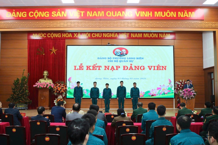 Phường Long Biên trao niềm tin Đảng cho tân binh trước ngày nhập ngũ- Ảnh 8.