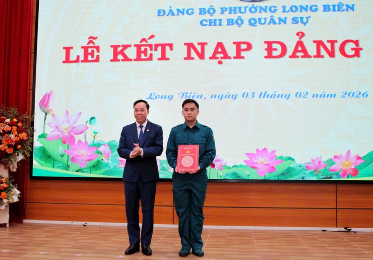Phường Long Biên trao niềm tin Đảng cho tân binh trước ngày nhập ngũ- Ảnh 7.