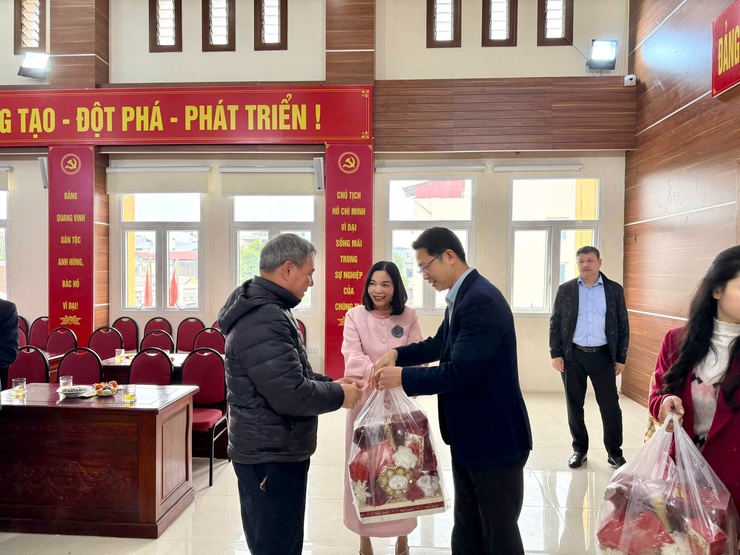 Phường Phú Thượng gặp mặt các đồng chí cán bộ chủ chốt nghỉ hưu; các đồng chí Bí thư Chi bộ, Tổ trưởng Tổ dân phố, Trưởng ban công tác Mặt trận nhân dịp Xuân Bính Ngọ 2026- Ảnh 9.