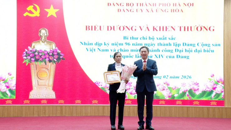ỨNG HÒA: 48 ĐẢNG VIÊN ĐƯỢC TRAO TẶNG HUY HIỆU ĐẢNG ĐỢT 3/2/2026.- Ảnh 9.