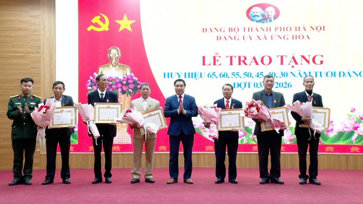 ỨNG HÒA: 48 ĐẢNG VIÊN ĐƯỢC TRAO TẶNG HUY HIỆU ĐẢNG ĐỢT 3/2/2026.- Ảnh 7.