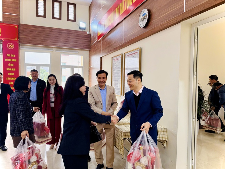 Phường Phú Thượng gặp mặt các đồng chí cán bộ chủ chốt nghỉ hưu; các đồng chí Bí thư Chi bộ, Tổ trưởng Tổ dân phố, Trưởng ban công tác Mặt trận nhân dịp Xuân Bính Ngọ 2026- Ảnh 8.