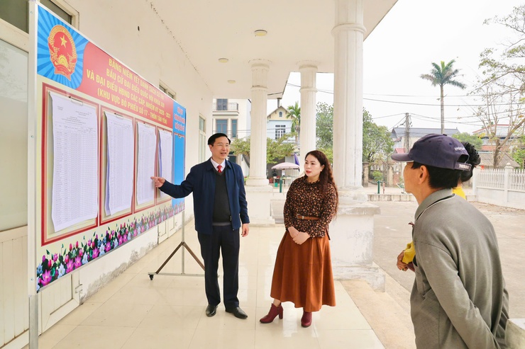 Đồng chí Chủ tịch UBND xã Phú Nghĩa kiểm tra niêm yết danh sách cử tri, chuẩn bị cơ sở vật chất phục vụ bầu cử- Ảnh 1.