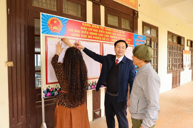 Đồng chí Chủ tịch UBND xã Phú Nghĩa kiểm tra niêm yết danh sách cử tri, chuẩn bị cơ sở vật chất phục vụ bầu cử- Ảnh 4.