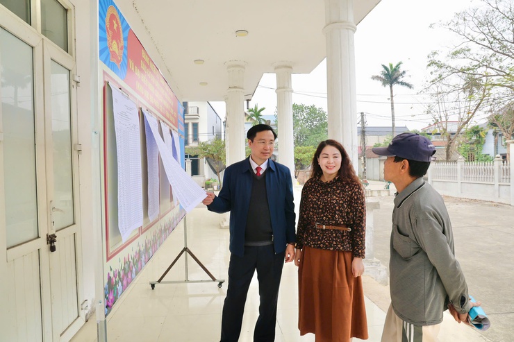 Đồng chí Chủ tịch UBND xã Phú Nghĩa kiểm tra niêm yết danh sách cử tri, chuẩn bị cơ sở vật chất phục vụ bầu cử- Ảnh 3.