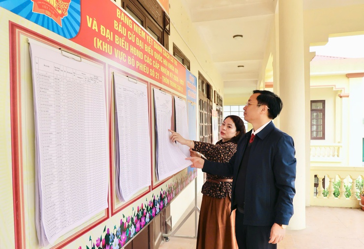 Đồng chí Chủ tịch UBND xã Phú Nghĩa kiểm tra niêm yết danh sách cử tri, chuẩn bị cơ sở vật chất phục vụ bầu cử- Ảnh 5.