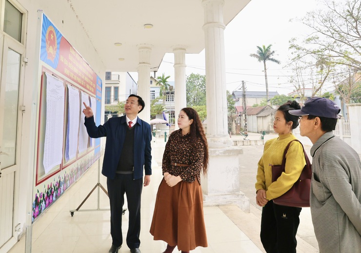 Đồng chí Chủ tịch UBND xã Phú Nghĩa kiểm tra niêm yết danh sách cử tri, chuẩn bị cơ sở vật chất phục vụ bầu cử- Ảnh 2.