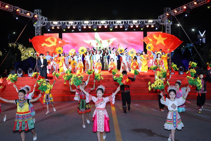 Phường Phúc Lợi tổ chức Liên hoan ca - múa - nhạc “Đảng - Mùa xuân - Dân tộc”; Ra mắt điểm check-in Xuân Mới - Kỷ nguyên mới- Ảnh 4.