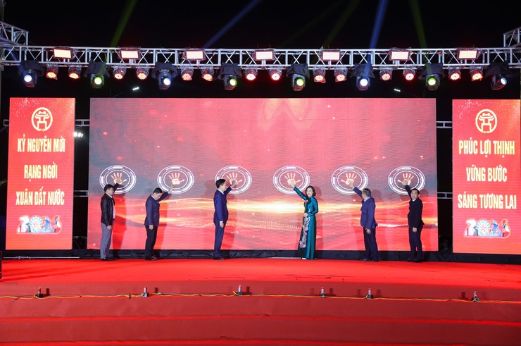 Phường Phúc Lợi tổ chức Liên hoan ca - múa - nhạc “Đảng - Mùa xuân - Dân tộc”; Ra mắt điểm check-in Xuân Mới - Kỷ nguyên mới- Ảnh 1.