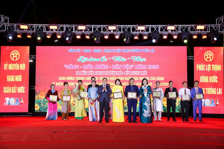 Phường Phúc Lợi tổ chức Liên hoan ca - múa - nhạc “Đảng - Mùa xuân - Dân tộc”; Ra mắt điểm check-in Xuân Mới - Kỷ nguyên mới- Ảnh 6.