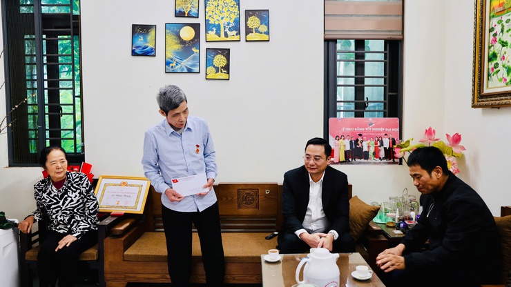 Bí thư Đảng ủy xã Tam Hưng - Bùi Văn Sáng trao Huy hiệu Đảng tại nhà riêng các đảng viên cao tuổi- Ảnh 3.