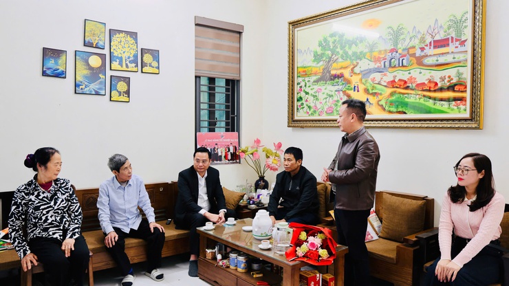 Bí thư Đảng ủy xã Tam Hưng - Bùi Văn Sáng trao Huy hiệu Đảng tại nhà riêng các đảng viên cao tuổi- Ảnh 4.