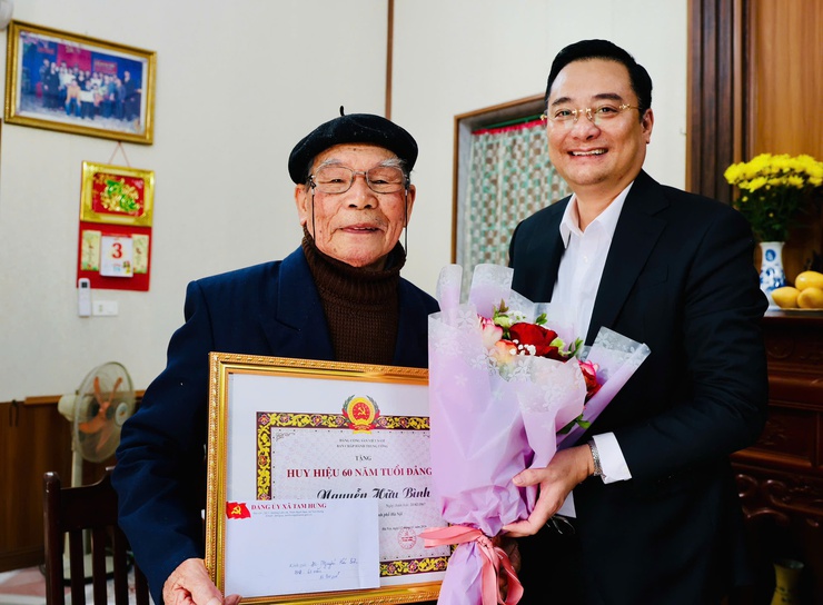 Bí thư Đảng ủy xã Tam Hưng - Bùi Văn Sáng trao Huy hiệu Đảng tại nhà riêng các đảng viên cao tuổi- Ảnh 1.