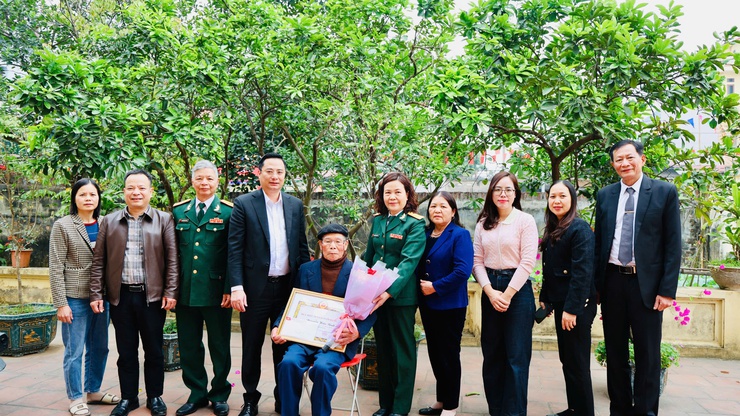 Bí thư Đảng ủy xã Tam Hưng - Bùi Văn Sáng trao Huy hiệu Đảng tại nhà riêng các đảng viên cao tuổi- Ảnh 6.