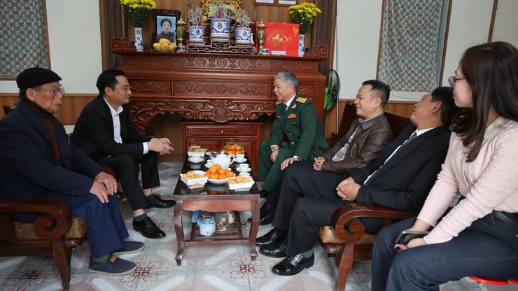 Bí thư Đảng ủy xã Tam Hưng - Bùi Văn Sáng trao Huy hiệu Đảng tại nhà riêng các đảng viên cao tuổi- Ảnh 5.