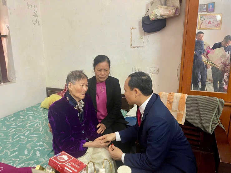 ĐỒNG CHÍ BÍ THƯ ĐẢNG ỦY XÃ TRAO HUY HIỆU 70 NĂM TUỔI ĐẢNG CHO ĐỒNG CHÍ ĐÀO THỊ THANH MỸ- Ảnh 2.