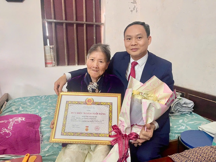 ĐỒNG CHÍ BÍ THƯ ĐẢNG ỦY XÃ TRAO HUY HIỆU 70 NĂM TUỔI ĐẢNG CHO ĐỒNG CHÍ ĐÀO THỊ THANH MỸ- Ảnh 1.