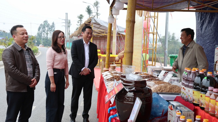 Bí thư Đảng ủy, Chủ tịch HĐND xã Bùi Văn Sáng kiểm tra công tác tổ chức Hội chợ hoa Xuân Bính Ngọ 2026- Ảnh 3.